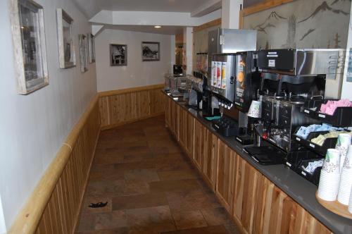 eine Bar in einem Café mit einer Theke in der Unterkunft Kelly Inn West Yellowstone in West Yellowstone