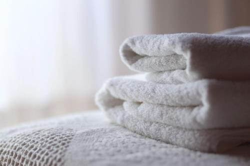 a stack of towels sitting on top of a bed at El Balconcillo del Alberche in Navaluenga