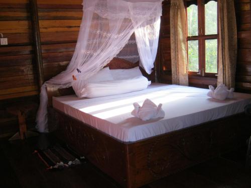 ein Bett in einem Zimmer mit zwei Handtüchern darauf in der Unterkunft Coconutbeach Bungalows in Koh Rong