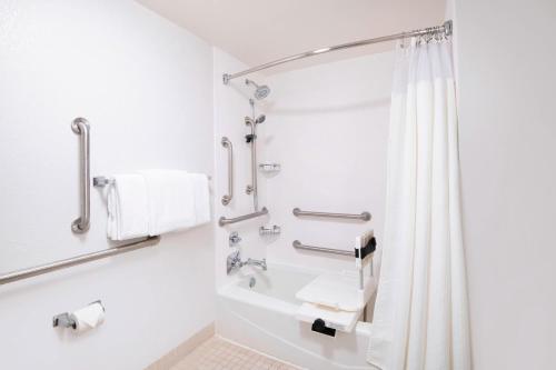 uma casa de banho com um chuveiro e um WC. em Courtyard by Marriott Savannah Midtown em Savannah