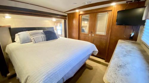 1 dormitorio con 1 cama grande en un barco en Coastal getaway in Crystal Beach, en Bolivar Peninsula