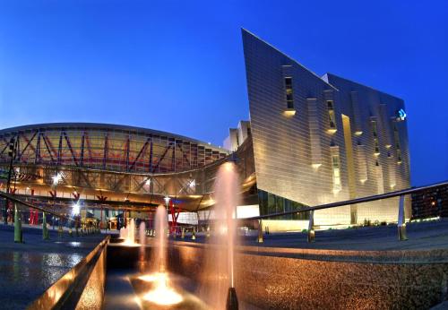 a large building with a fountain in front of it at Hotel Romerito in Málaga