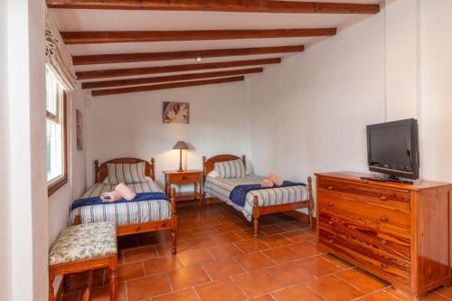 a living room with two chairs and a tv at Casa Rural Los Orovales in Puerto de la Cruz