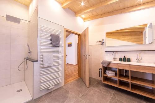 比紹夫斯維森的住宿－Haus Unterstöberl，带淋浴和盥洗盆的浴室