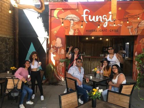un grupo de personas sentadas frente a un restaurante en Fungi Tipis, en Tepoztlán