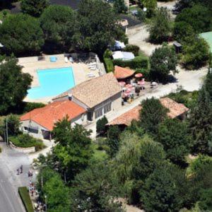 une vue aérienne d'une maison avec piscine dans l'établissement Camping du Nizour, à Sireuil