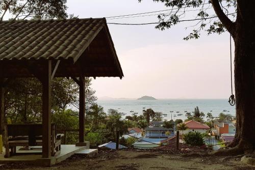 een uitzicht op de oceaan vanuit een huis bij Ipê Eco Village in Penha