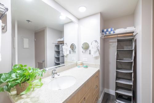 a bathroom with a sink and a mirror at Beautiful Mountain Views Condo, Parking is free! in Honolulu