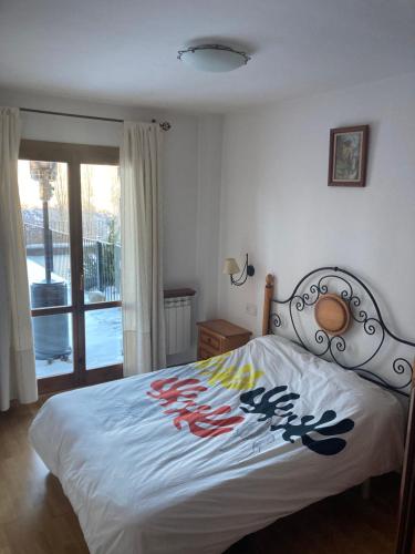 1 dormitorio con 1 cama con una manta colorida en Cerler, en Cerler