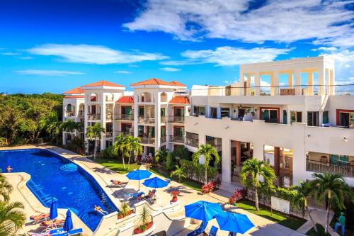 uma vista aérea de um resort com uma piscina em Paseo del Sol Condohotel by BVR em Playa del Carmen