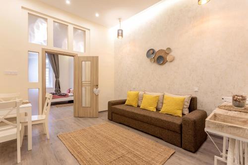 - un salon avec un canapé et une table dans l'établissement Goldcentral Apartment Comfort, à Budapest