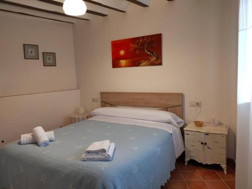 Un dormitorio con una cama con toallas. en Casa Rural Elena, en Ayna