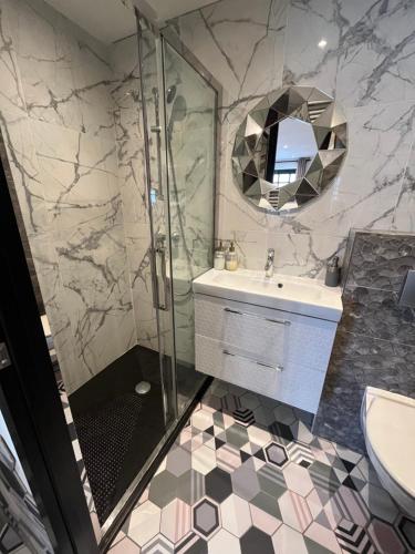 une salle de bain avec une douche, un lavabo et un miroir dans l'établissement Haut standing (50m²) - Cholet Centre, à Cholet