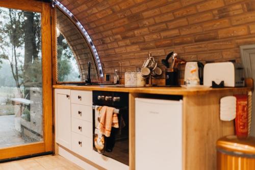 Una cocina o zona de cocina en Panteg