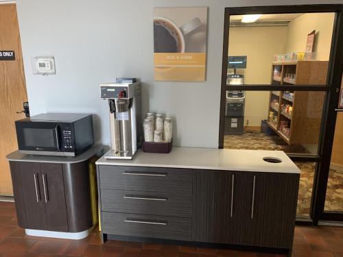 a counter with a coffee maker and a microwave at Motel 6-Lincoln, NE - Airport in Lincoln