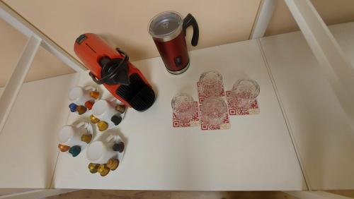 uma mesa branca com alguns itens em cima dela em Glam Resort G H O S T E L em La Spezia