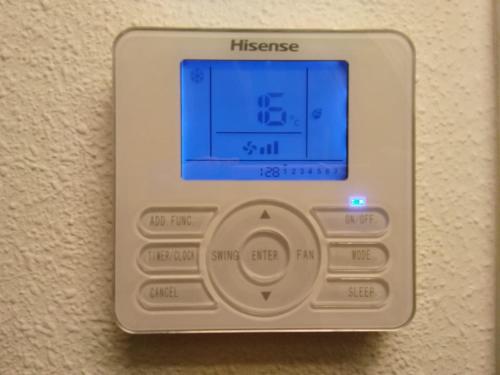 an electronic thermostat on a wall with a message on it at Home S&F- Algorfa in Algorfa