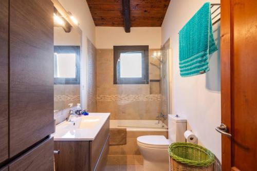 La salle de bains est pourvue d'un lavabo, de toilettes et d'une douche. dans l'établissement Casa con piscina cerca de Girona, à Gérone