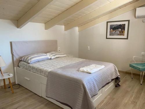 ein Schlafzimmer mit einem Bett, einem Tisch und einem Stuhl in der Unterkunft Sunny apartment with mountain view in Patras
