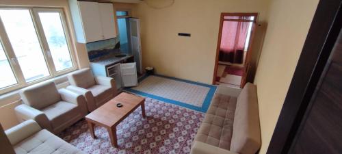 Şahinbey的住宿－Mehmet bey evleri，客厅配有沙发和桌子