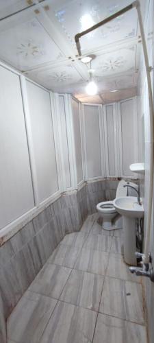 Şahinbey的住宿－Mehmet bey evleri，一间带卫生间和水槽的浴室