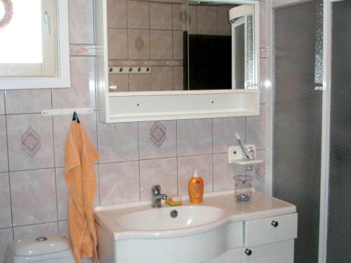 Bilik mandi di Three-Bedroom Holiday home in Skå