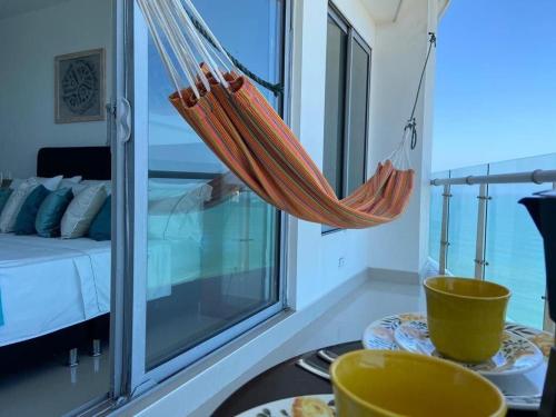 - un hamac dans une chambre avec un lit et une table dans l'établissement Alta Mar Ocean Sky, à Carthagène des Indes