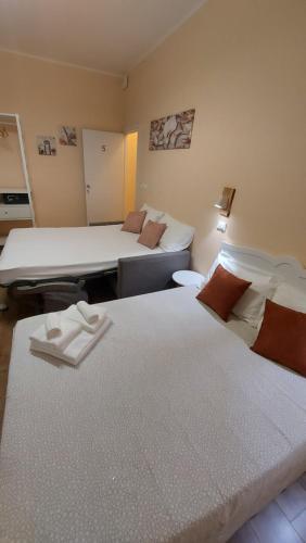 um quarto de hotel com duas camas e um sofá em Glam Resort Giulia em La Spezia