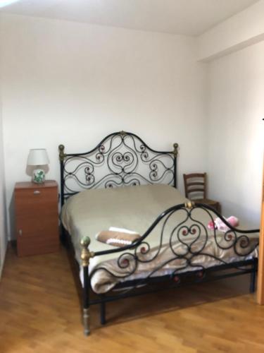 1 dormitorio con 1 cama y vestidor con lámpara en Casa Alighieri, en Montalto Uffugo