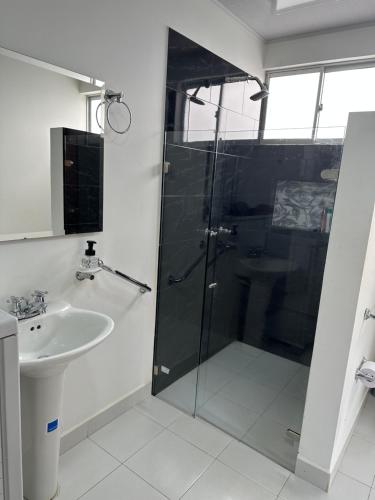 a bathroom with a shower and a sink at Casa campestre Buenavista - La Mesa in La Mesa