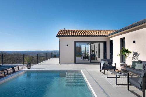 - une piscine dans l'arrière-cour d'une maison dans l'établissement Villa TonKa with jacuzzi sauna and private pool, à Labin