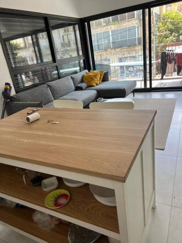 salon ze stołem i kanapą w obiekcie Utopia apartment *top location* w Tel Awiwie