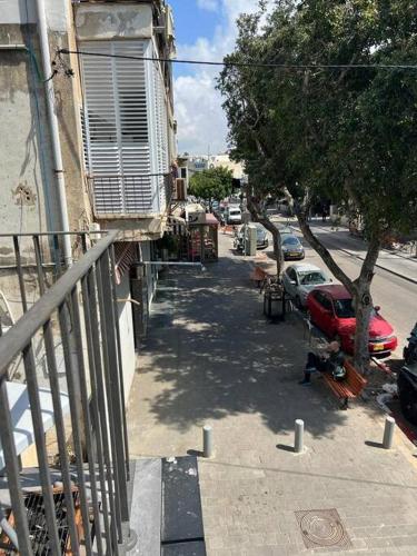 widok na ulicę z balkonu budynku w obiekcie Utopia apartment *top location* w Tel Awiwie