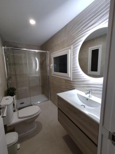 ein Bad mit einem WC, einem Waschbecken und einer Dusche in der Unterkunft Front Sea View Penthouse in Estepona