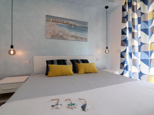 una camera da letto con un letto con tre anatre sopra di Ad un passo dal mare a Bari