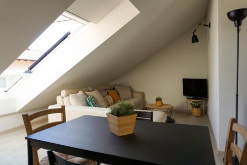 een woonkamer met een tafel en een bank bij PIANA112 apartment in Cannobio