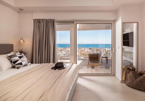 um quarto com uma cama e uma varanda com vista em Phoenix Apartments em Zakynthos