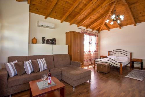 ein Wohnzimmer mit einem Sofa und einem Bett in der Unterkunft Lachania View in Lachania