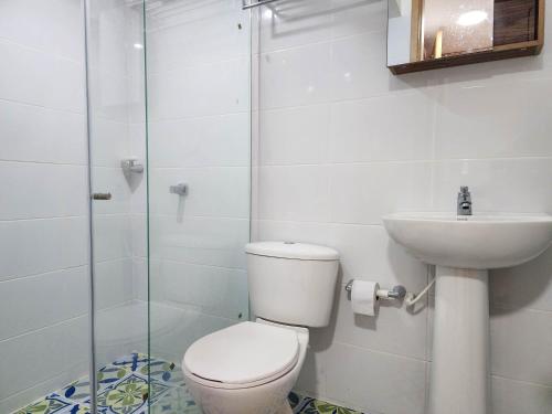 y baño con aseo y lavamanos. en Apartamento 3 habitaciones Palanoa Rodadero - By Bedviajes, en Santa Marta
