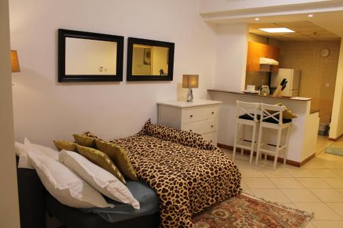 Postel nebo postele na pokoji v ubytování Spacious studio apartment in Dubai Marina close to metro and beach