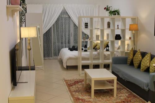 Posezení v ubytování Spacious studio apartment in Dubai Marina close to metro and beach