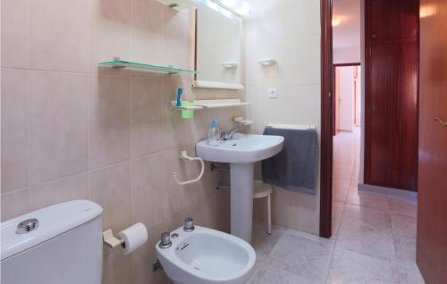 bagno bianco con lavandino e servizi igienici di Cozy Home In Los Alczares With Kitchen a Los Narejos