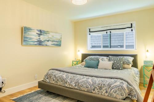 1 dormitorio con cama y ventana en Downtown Mill Valley 2 bedroom Stylish Home with Yard Best San Francisco Bay Area en Mill Valley