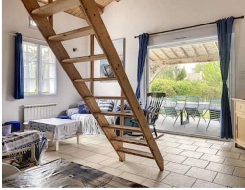 - un salon avec une échelle en bois dans l'établissement l'Echo des Vagues, à Foulerot