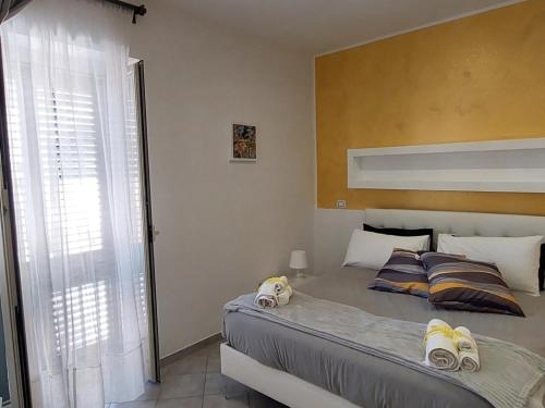 een slaapkamer met een groot bed en handdoeken bij B&B Marina in Vietri