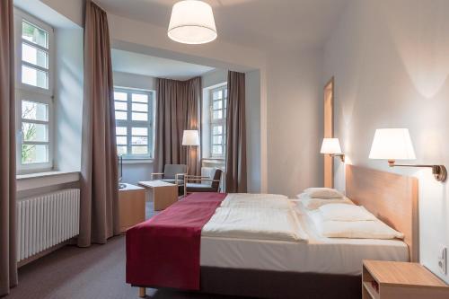 Postel nebo postele na pokoji v ubytování Kardinal Schulte Haus