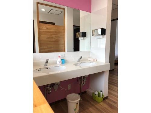 baño con 2 lavabos y espejo grande en Minshuku Cress - Vacation STAY 48547v, en Biei