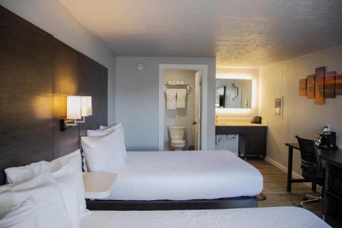 ein Hotelzimmer mit 2 Betten und einer Küche in der Unterkunft Bears Ears Inn in Blanding