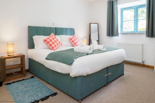 Postel nebo postele na pokoji v ubytování Budock Cottage