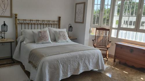 - une chambre avec un lit doté de draps et d'oreillers blancs dans l'établissement LUXURY STYLE VILLA AURORA Roche, à Roche